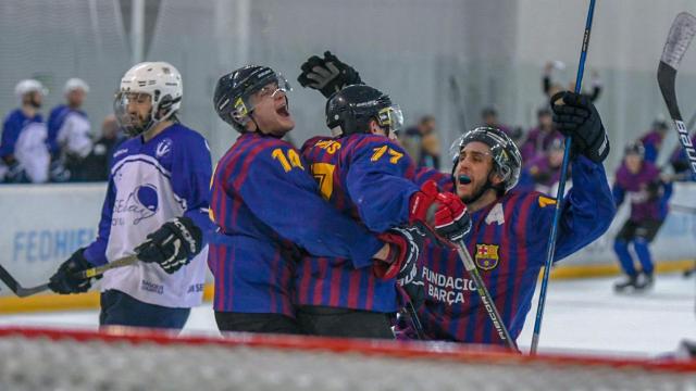 Los jugadores del Barça de hockey sobre hielo celebran una victoria