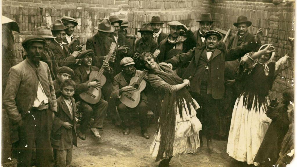 Fotografía de gitanos de Barcelona, junto al dramaturgo Juli Vallmitjana.