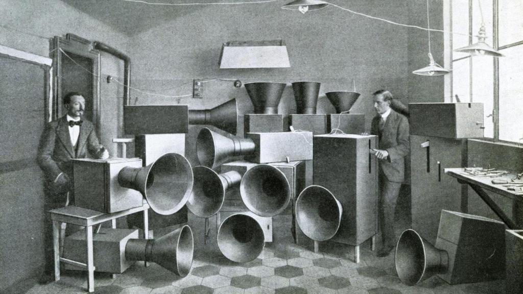Luigi Russolo y Ugo Piatti con su invento sonoro (1916)