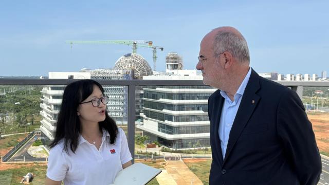 El 'conseller' Duch, de visita en Hainan