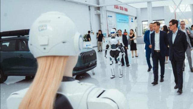 Salvador Illa, durante su visita a la sede central de la automovilística Chery, en Wuhu, durante su viaje institucional y comercial a China el pasado verano