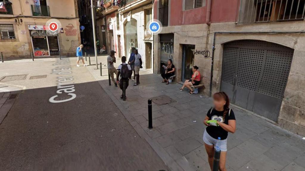 Imagen de la calle d'En Robador, en el Raval de Barcelona, donde se ve a varias trabajadoras sexuales en la vía pública