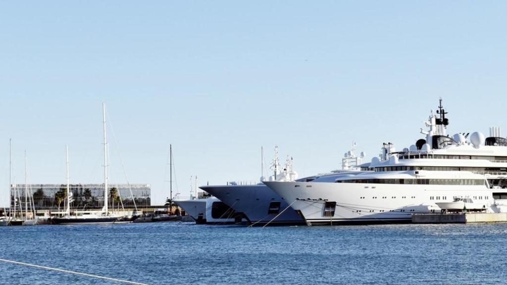 Un superyate en Marina Port Tarraco
