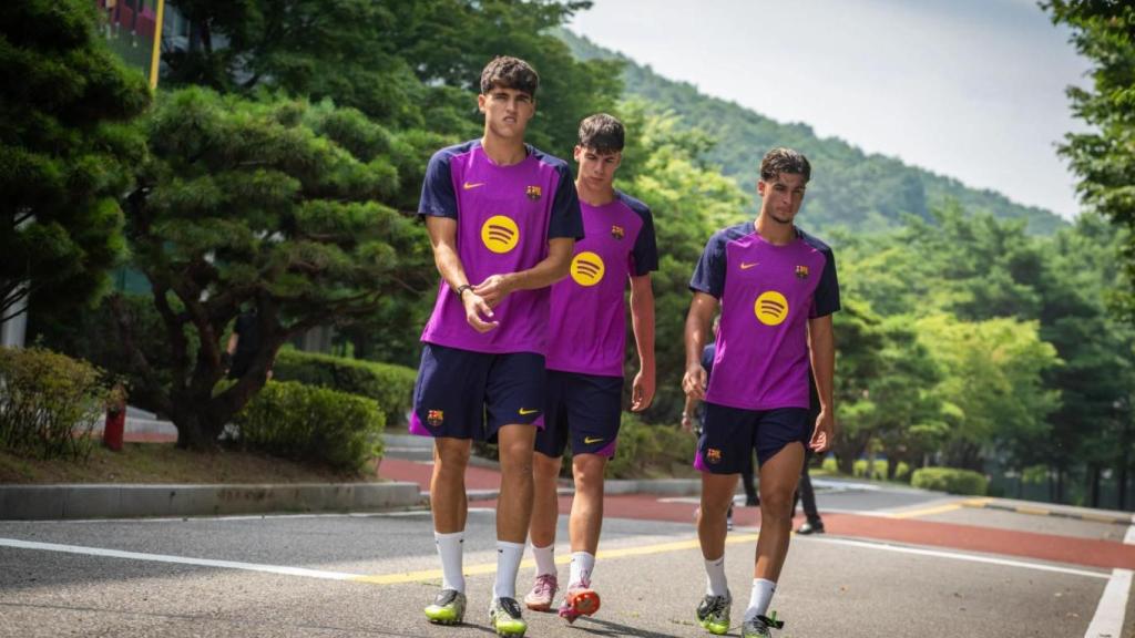 Pau Cubarsí, Jofre Torrents i Guille Fernández es preparen per a un entrenament del Barça a Corea del Sud