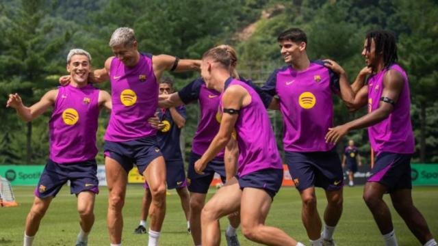 Los jugadores del Barça se divierten durante un juego de entrenamiento en Corea del Sur