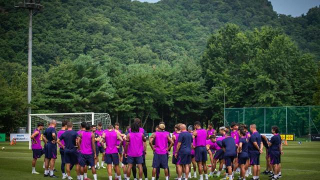 Los jugadores del Barça atienden las consignas de Hansi Flick durante el último entrenamiento en Corea del Sur
