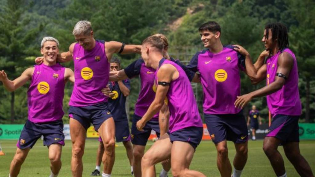 Los jugadores del Barça se divierten durante un juego de entrenamiento en Corea del Sur
