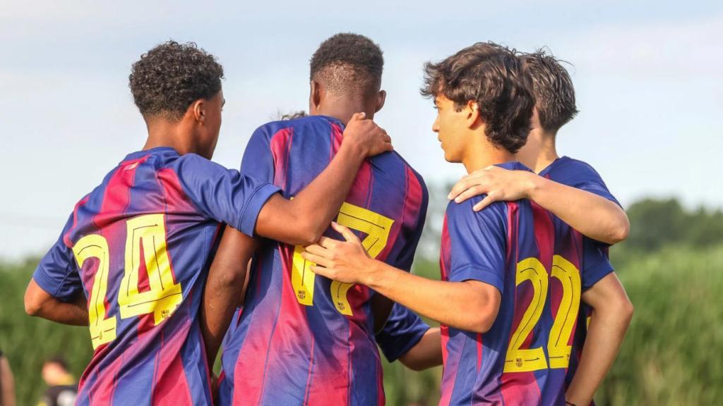 Los jugadores del Barça B celebran un gol en el primer amistoso de pretemporada contra el Olot