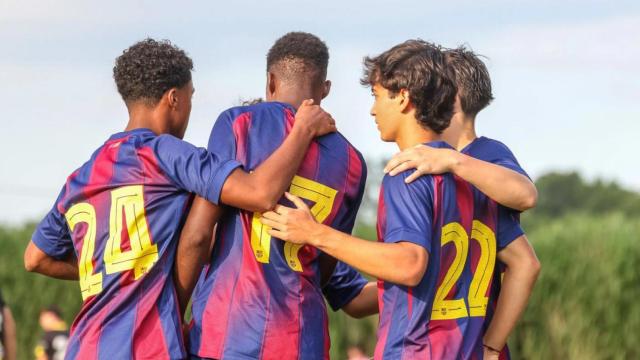 Los jugadores del Barça B celebran un gol en el primer amistoso de pretemporada contra el Olot