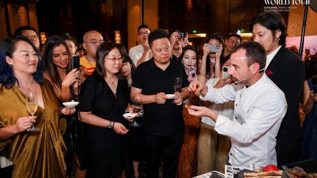 Eduard Xatruch, chef del Disfrutar, durante la calçotada organizada por la Agència Catalana del Turisme en Pekín, China