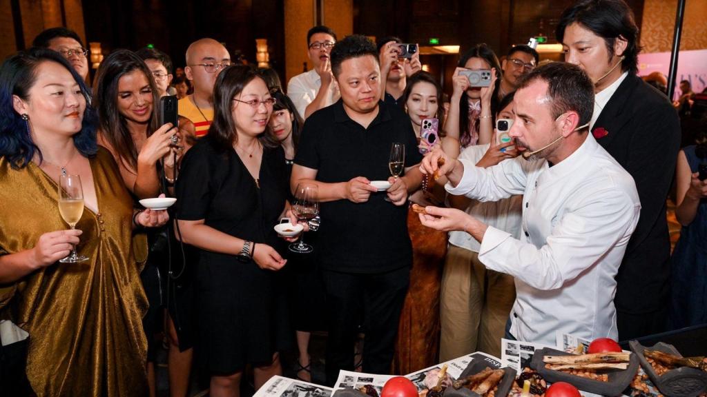 Eduard Xatruch, chef del Disfrutar, durante la calçotada organizada por la Agència Catalana del Turisme en Pekín, China