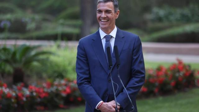 El presidente del Gobierno, Pedro Sánchez, comparece ante los medios de comunicación tras participar en el tradicional despacho de verano con el Rey Felipe VI en el Palacio de Marivent, en Palma.
