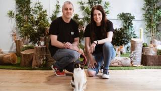 Francesc y Sandra, fundadores del 'cat café' Ninus de Manresa