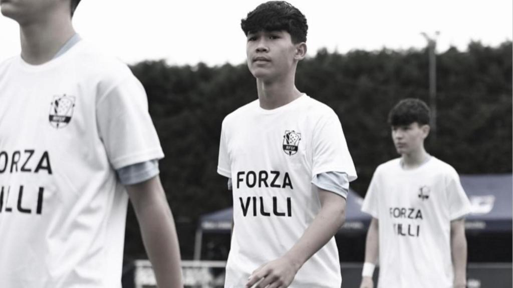 Dro Fernández salta al campo con la Selección Galega y luce una camiseta en honor de su compañero y amigo Pedro Villar