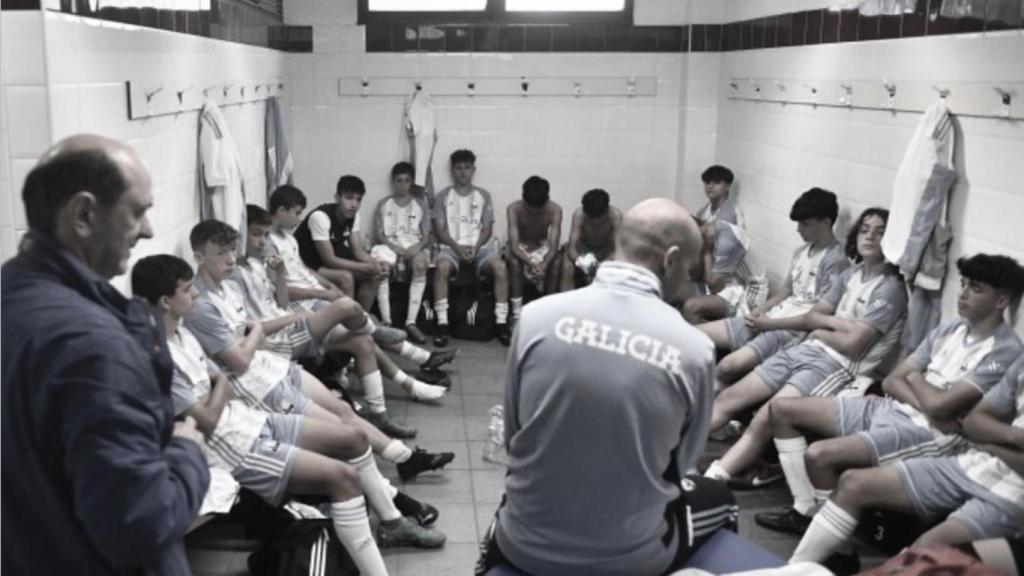 Dro Fernández en el vestuario con la Selección Galega