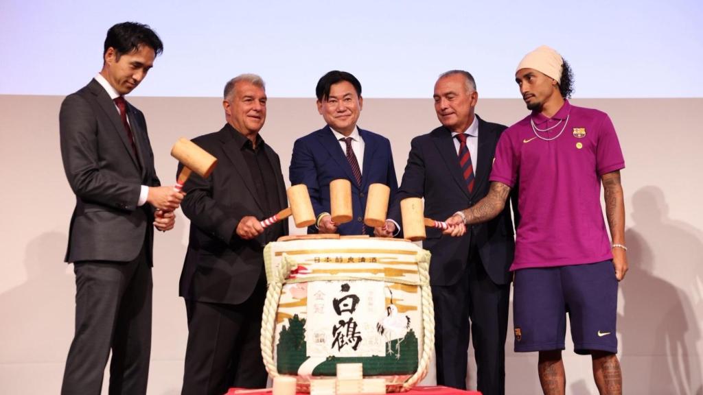Joan Laporta, Rafa Yuste y Raphinha participan en una ceremonia en Japón
