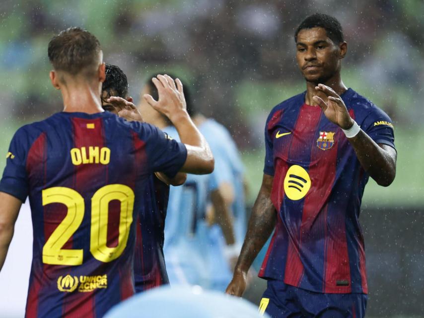Dani Olmo felicita a Rashford tras marcar su primer gol con el Barça