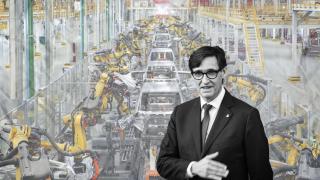 El presidente de la Generalitat, Salvador Illa, con una factoría productiva de fondo / CG