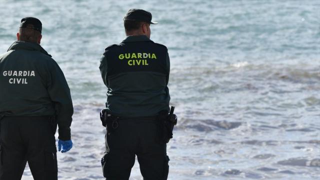 Agentes de la Guardia Civil en la playa, en una imagen de archivo