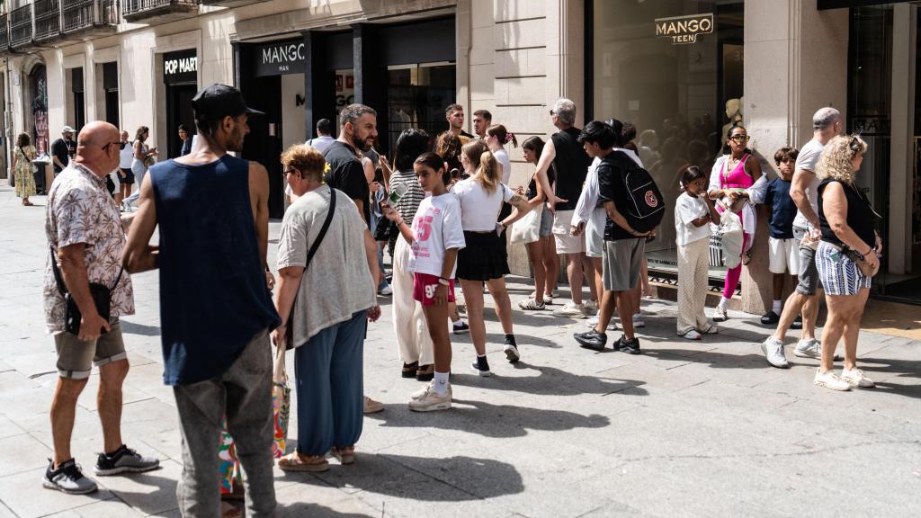 Colas en la primera tienda de Labubus de Barcelona