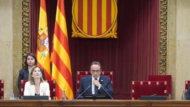 Las banderas española y catalana, tras la Mesa del Parlament, presidida por Josep Rull