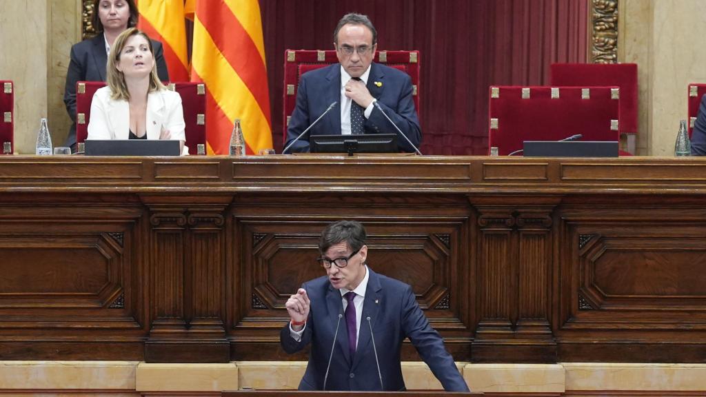 El presidente de la Generalitat, Salvador Illa, durante una intervención en el Parlament, ante el presidente de la Cámara, Josep Rull