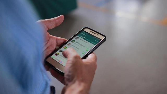 Hombre con un móvil consulta WhatsApp