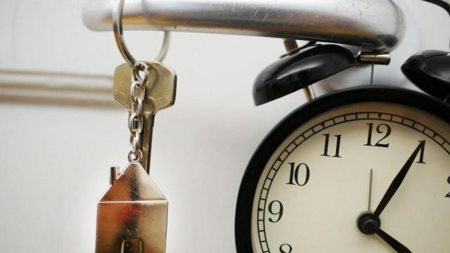 Reloj y llave colgados de un picaporte