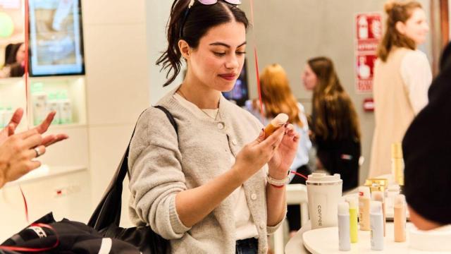 Una joven revisa un producto