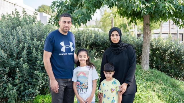 Mohammed Abu-Jarboa, el niño de cuatro años que será operado por una cardiopatía congénita en el Hospital de Vall d'Hebron, junto a su familia, que huye de la guerra en Palestina