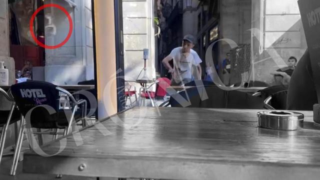 Un hombre lanza copas de cristal a unos camareros en un restaurante de Plaza Real