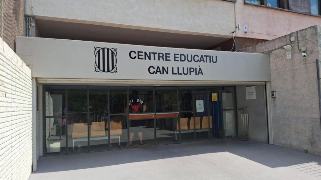 Fachada del centro de justicia juvenil Can Llupià, en Barcelona