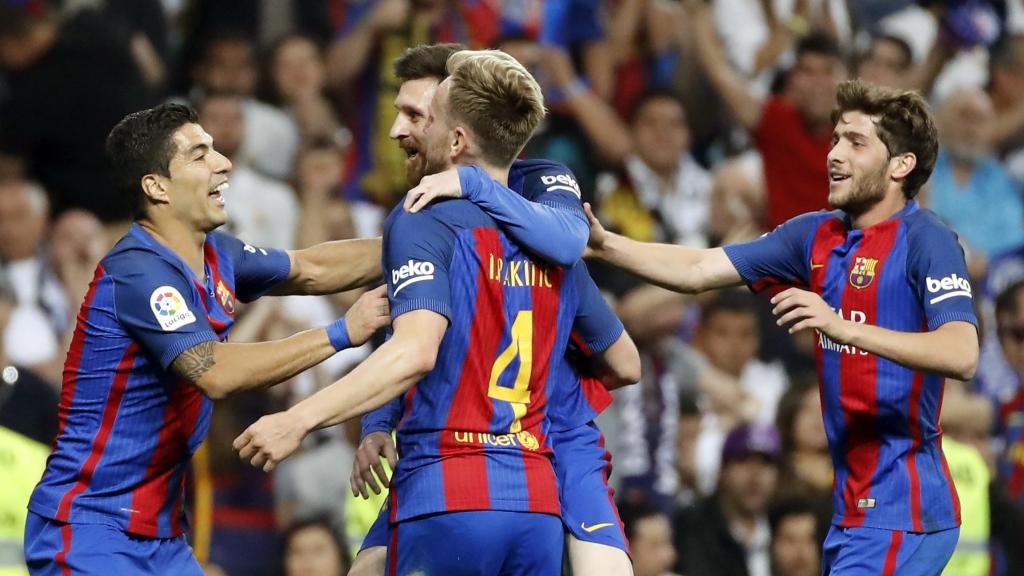 Luis Suárez, Messi, Rakitic y Sergi Roberto celebran un gol