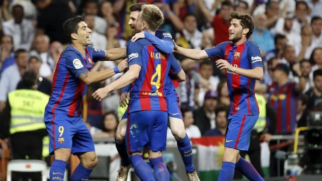 Luis Suárez, Messi, Rakitic y Sergi Roberto celebran un gol