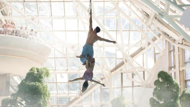 Espectáculo con acróbatas en Caldea