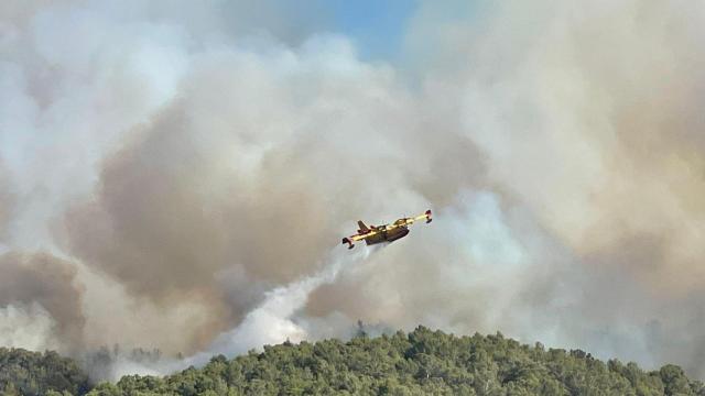 Una unidad aérea de los bomberos franceses descarga agua sobre el incendio declarado entre Carcasona y Narbona