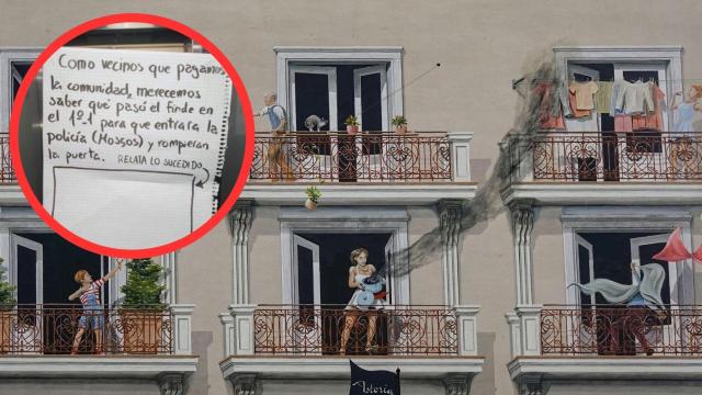 El cartel de la comunidad de vecinos que sorprende en el ascensor y en las redes: Los Mossos entraron y rompieron una puerta