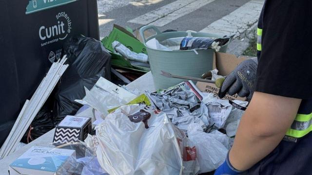 Técnicos municipales del Ayuntamiento de Cunit analizan el contenido de bolsas de basura lanzadas fuera del contenedor