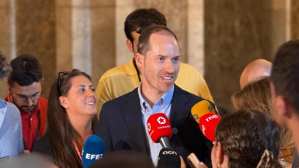 El portavoz del PP en el Parlament, Juan Fernández, en una delcaración a los medios
