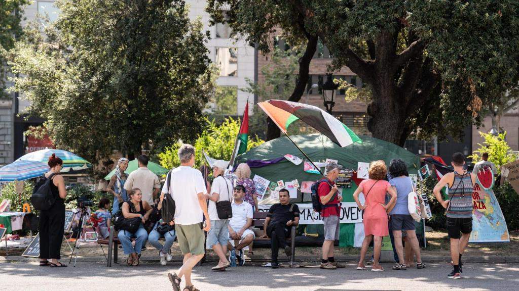 La plaza Catalunya, donde Mi Hoa Lee practica una huelga de hambre entre carteles a favor de Palestina