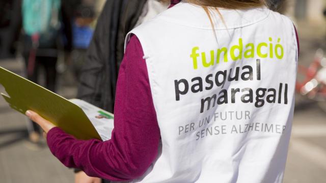 Una voluntaria de la Fundación Pasqual Maragall