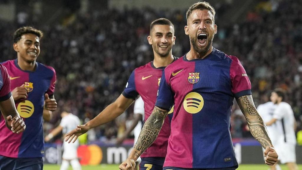 Iñigo Martínez celebra un gol con el Barça