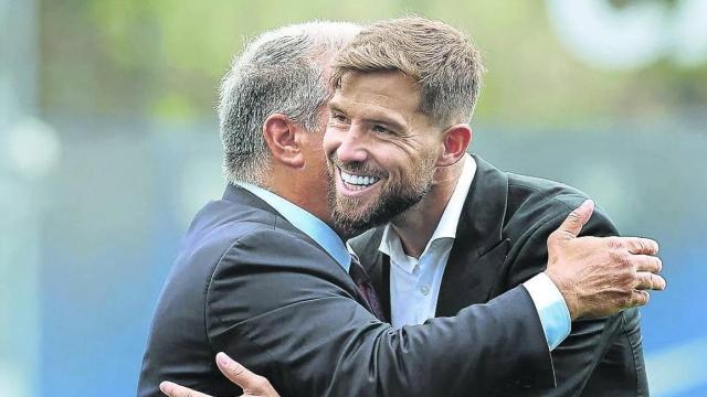 Iñigo Martínez y Joan Laporta se abrazan en su presentación como fichaje del Barça