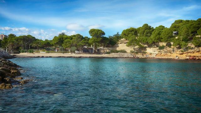 La playa de Pixavaques de l'Ametlla de Mar (Tarragona), en la que apareció la mancha blanca y viscosa antes de extenderse al resto de la costa (imagen de archivo)