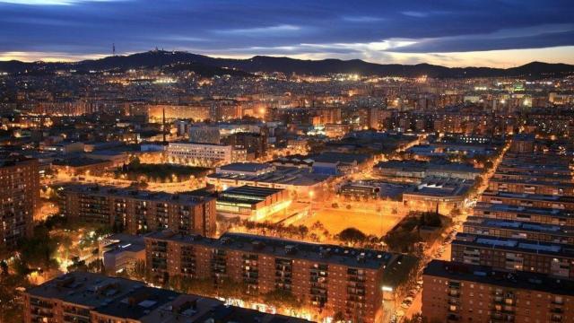 Imagen nocturna de una noche de verano en Barcelona.
