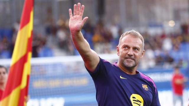 Hansi Flick saluda a la afición del Barça el día del Gamepr