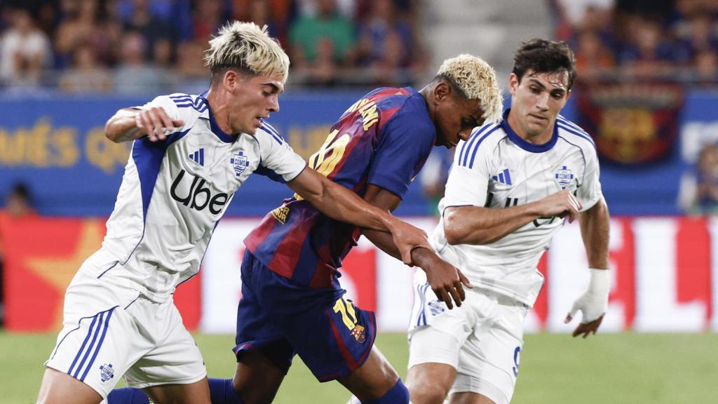 Lamine Yamal regatea a Álex Valle durante el Barça-Como