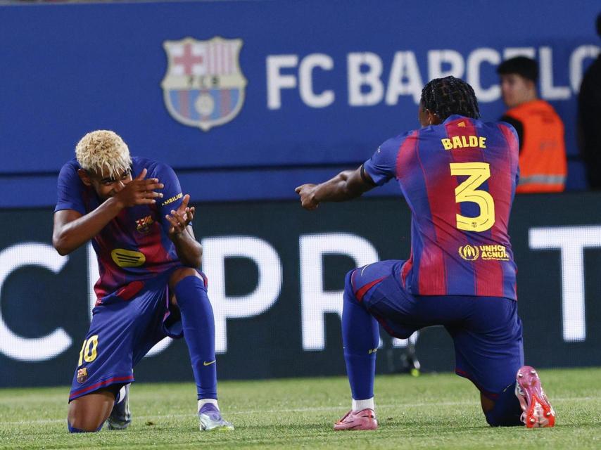 Lamine Yamal y Alejandro Balde celebran un gol ante el Como