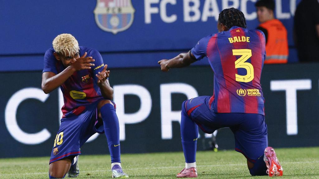 Lamine Yamal y Alejandro Balde celebran un gol ante el Como