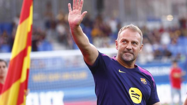 Hansi Flick saluda a la afición del Barça el día del Gamepr